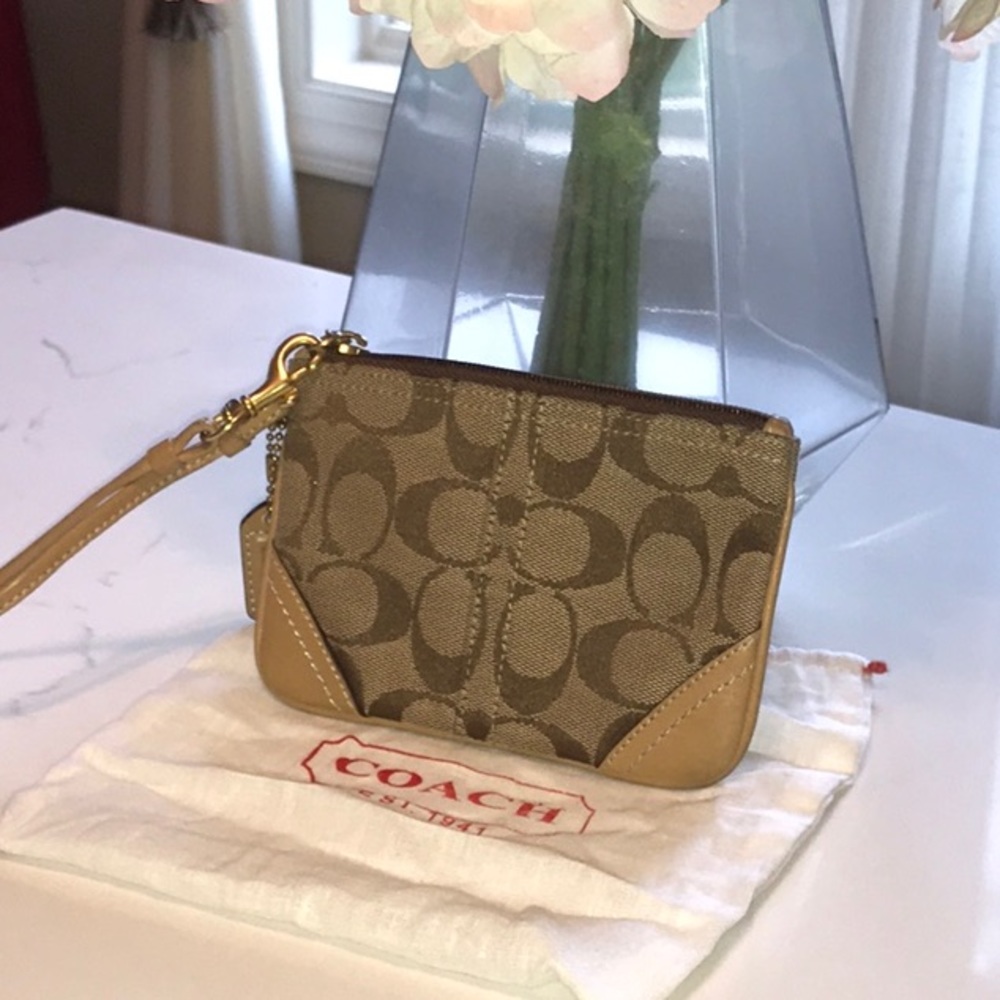 Coach wristlet EUC